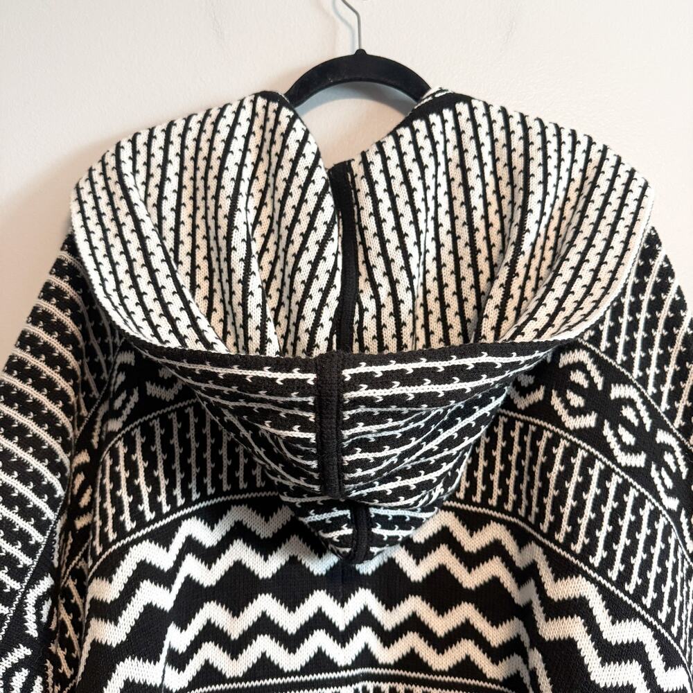 White House Black Market Boho Geo Hooded Knit Poncho Black White Size XSP/SP - Picture 7 of 11